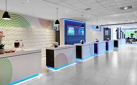 Novotel London West